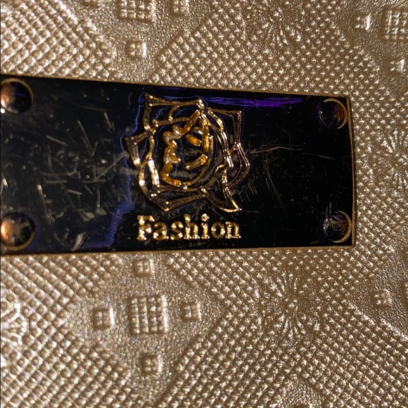 GOLD BACKPACK KEYCHAIN 💕✨ - Picture 2 of 6